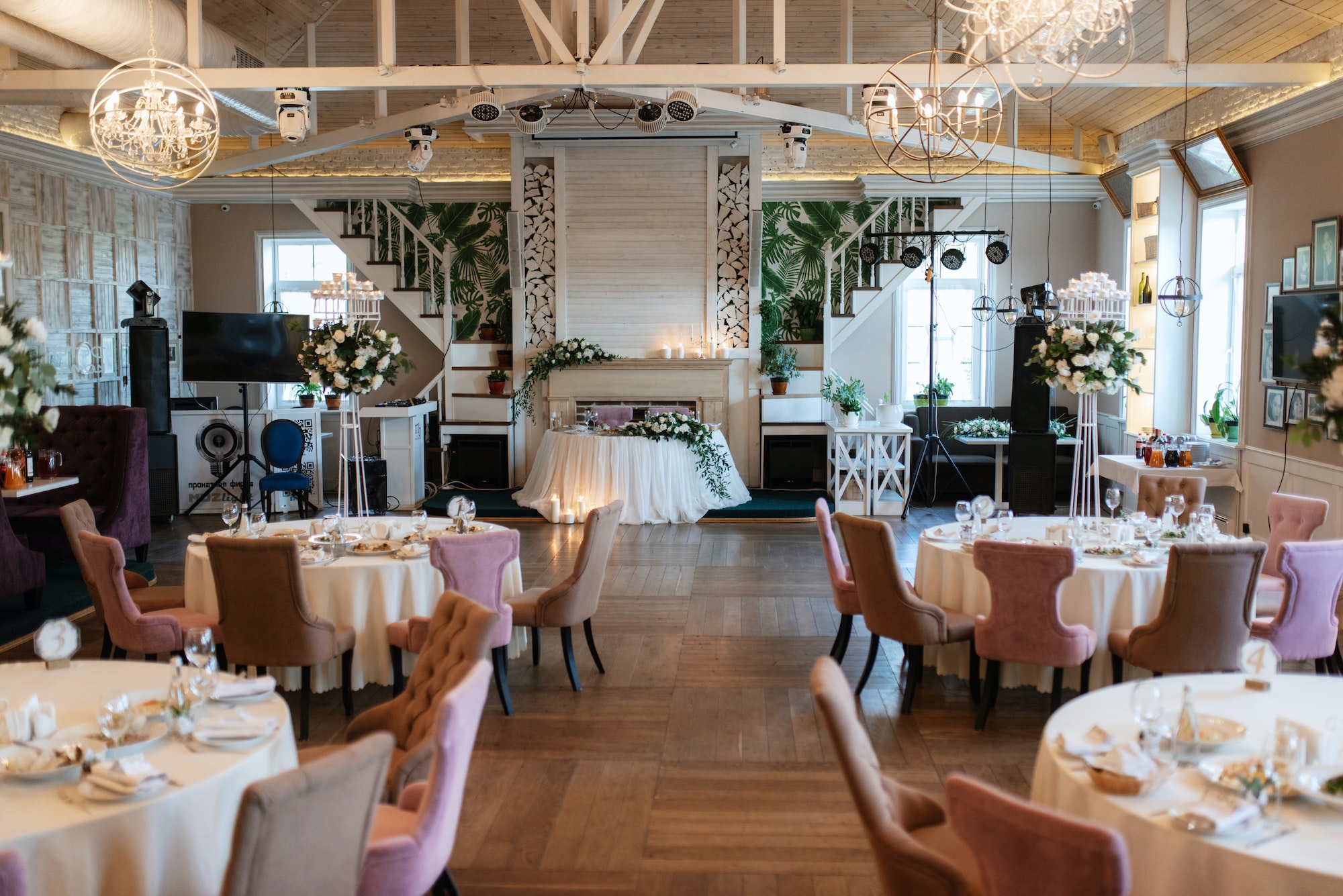 The presidium of the newlyweds in the banquet hall of the restaurant